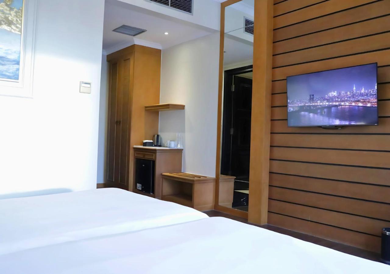 The Grantage Hotel & Sky Lounge Serpong Exterior photo