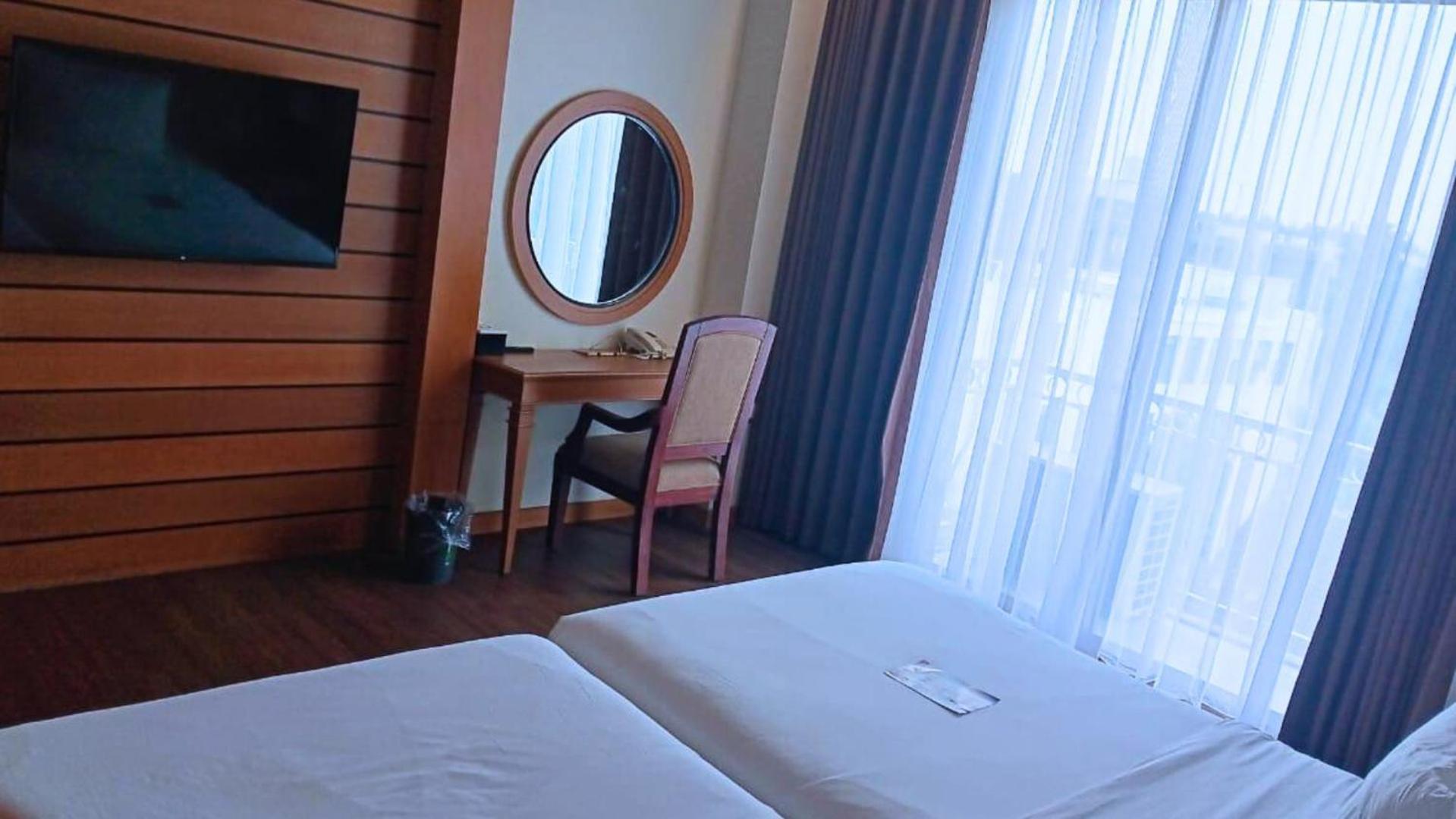The Grantage Hotel & Sky Lounge Serpong Exterior photo